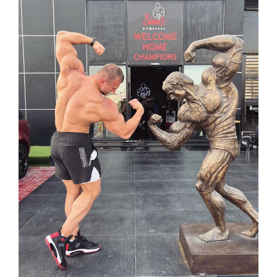 Андрей Кожокарь демонстрирует мускулы