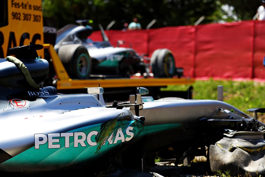 Los coches accidentados de Rosberg y Hamilton tras el accidente en la primera vuelta