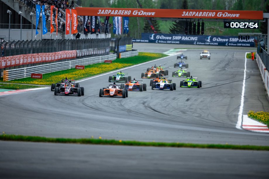 Борьба на старте гонки SMP F4