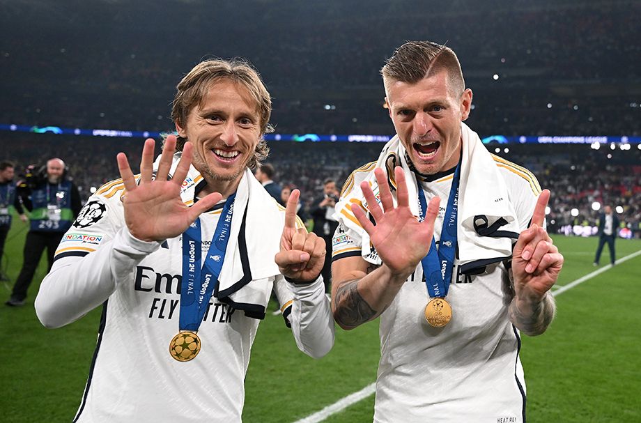 Лука Модрич и Тони Кроос показывают на пальцах, сколько раз выиграли Лигу чемпионов