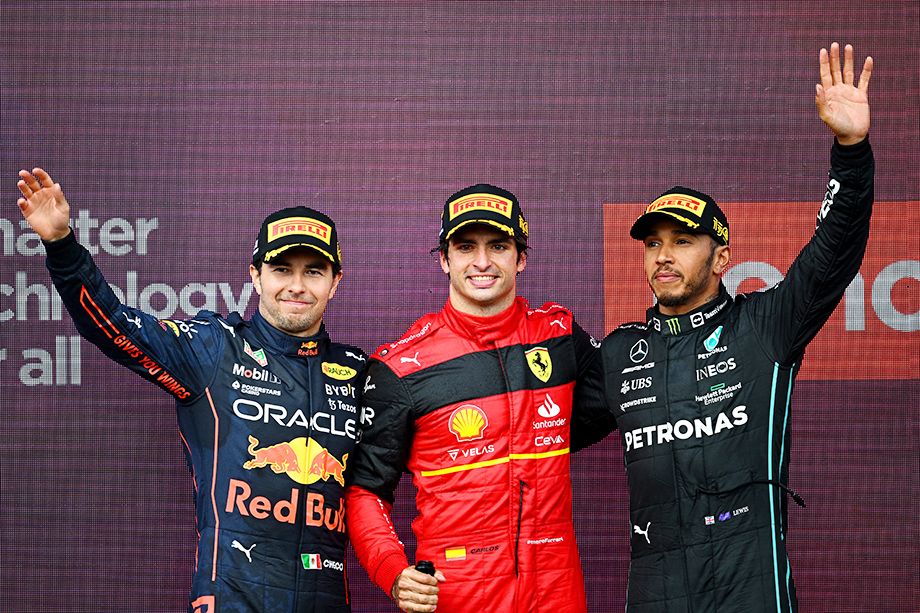Перес, Сайнс и Хэмилтон на подиуме в Сильверстоуне