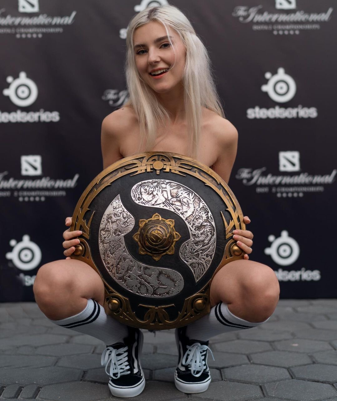 Порноактриса Eva Elfie выложила фото с трофеем за победу на The International по Dota 2 - Чемпионат