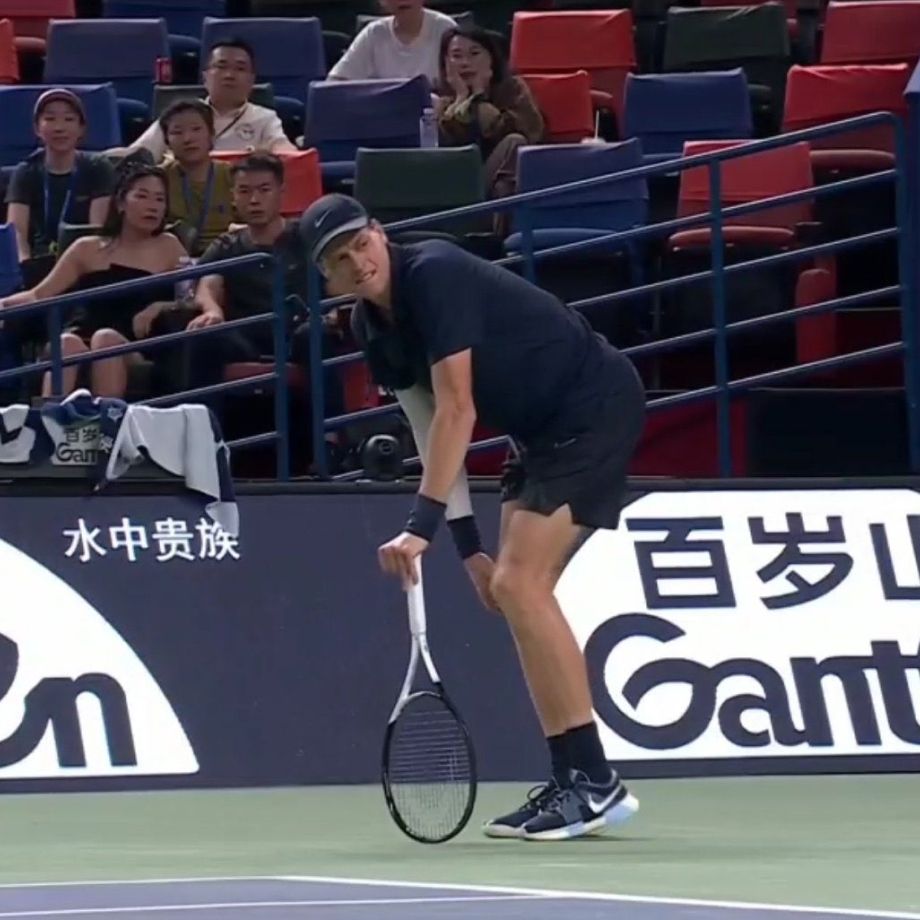 Янник Синнер держится за колено