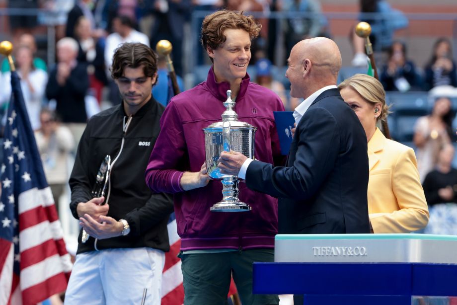 Андре Агасси вручил Яннику Синнеру Кубок чемпиона US Open Андре Агасси вручил Яннику Синнеру Кубок чемпиона US Open
