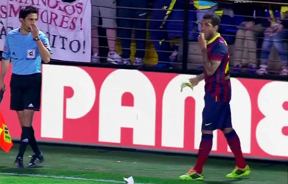 Дани Алвес и банан, апрель 2014 года