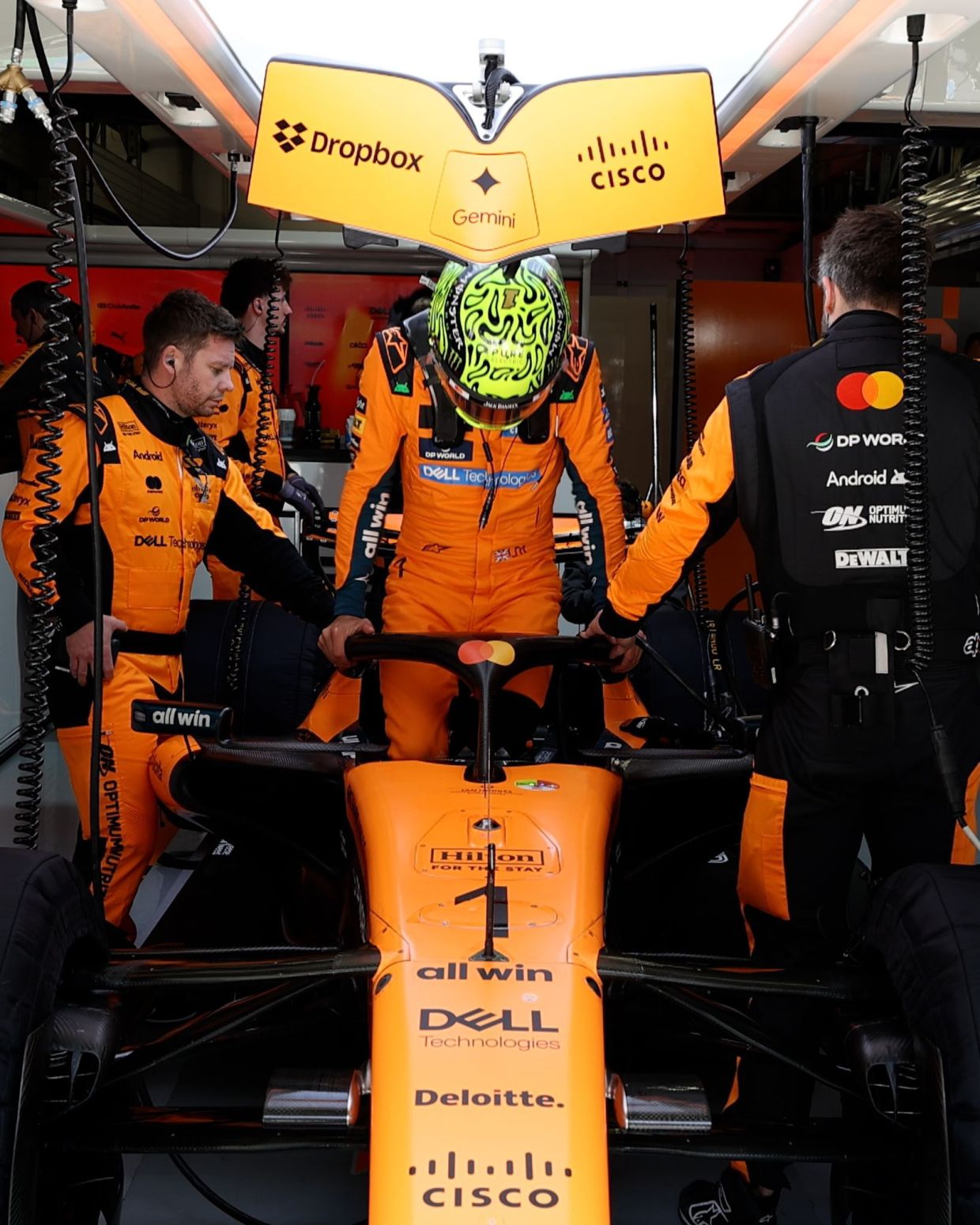 Ландо Норрис покидает кокпит