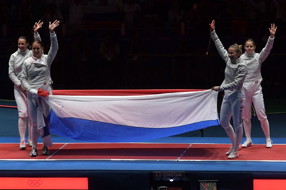 Российские спортсменки с флагом Российские спортсменки с флагом