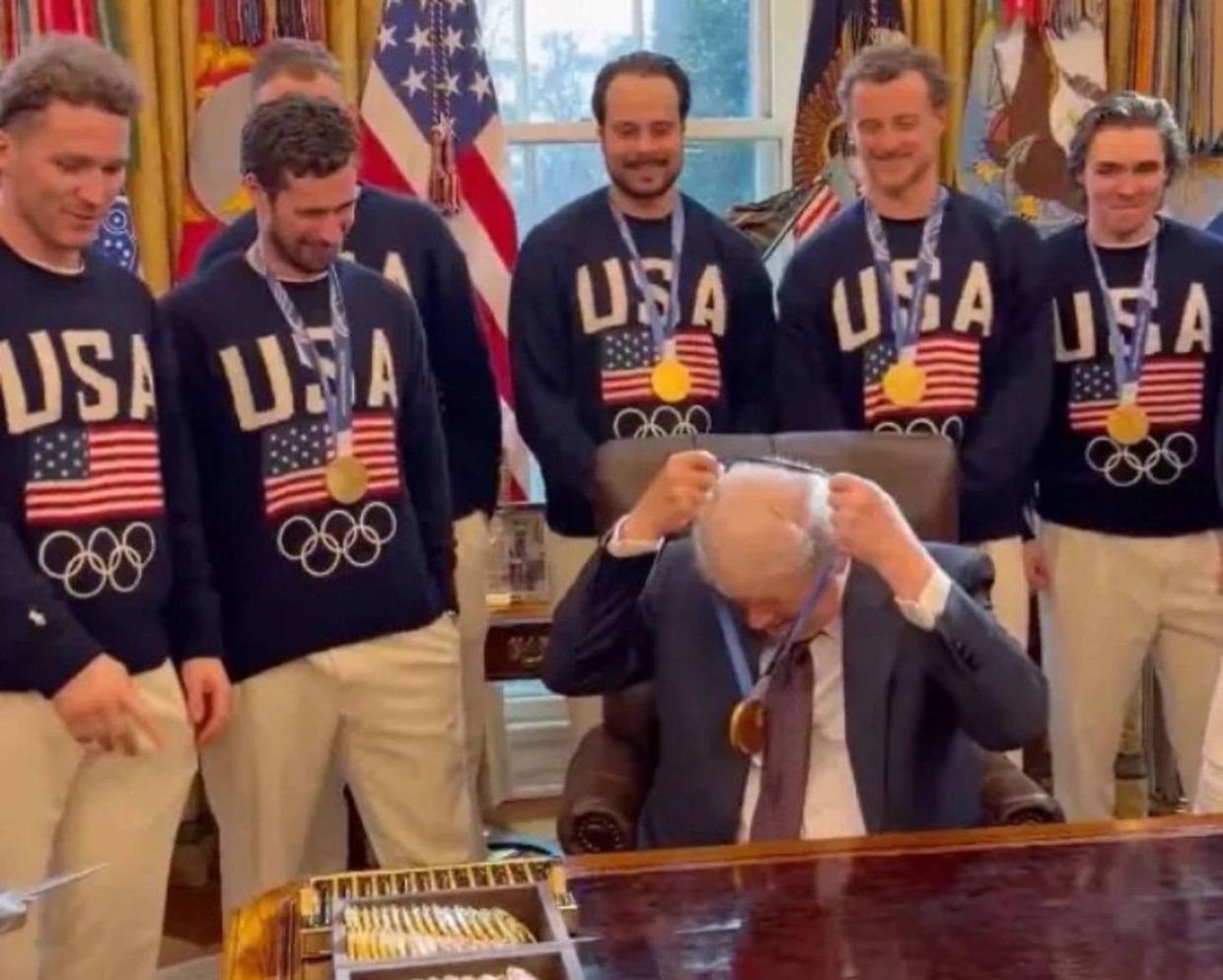 Tramp idmançının qızıl medalını əlindən aldı - FOTO 2 Трамп и сборная США по хоккею