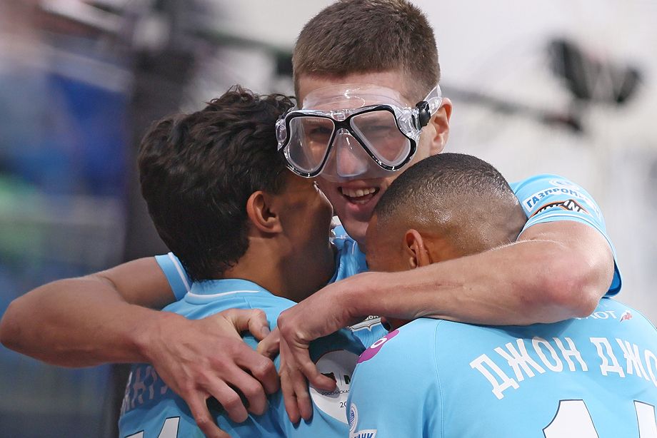 Александр Соболев празднует гол