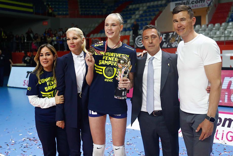 Российская волейболистка Арина Федоровцева выиграла турецкий чемпионат с «Фенербахче» и получила личную награду