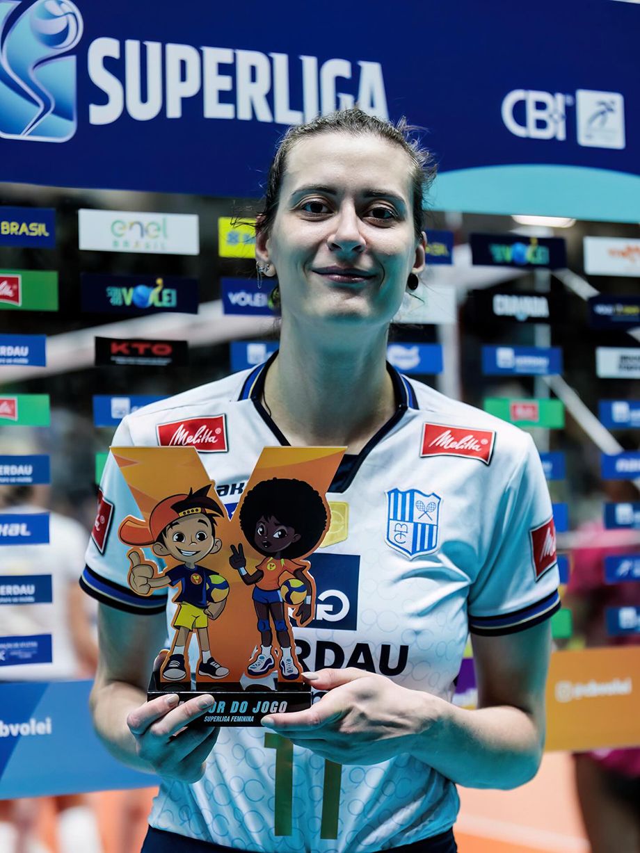 Мария Халецкая с призом лучшему игроку матча