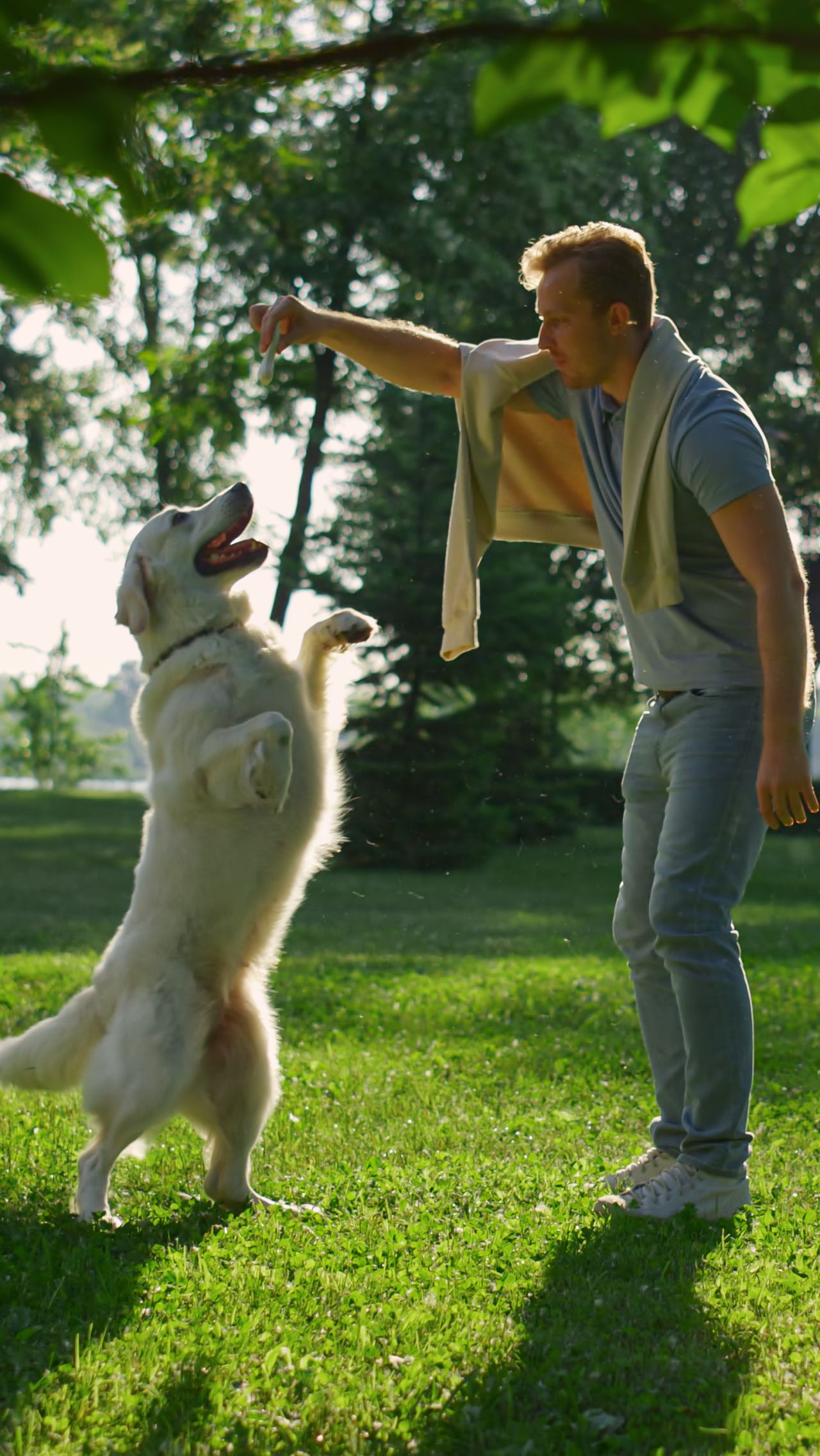 Акробатические трюки от хозяина и его собаки. А ваш питомец так умеет?