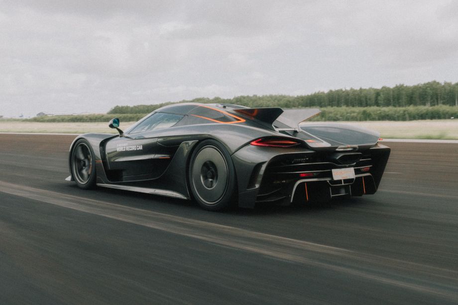 Koenigsegg Jesko Absolut во время заездов в Эребру