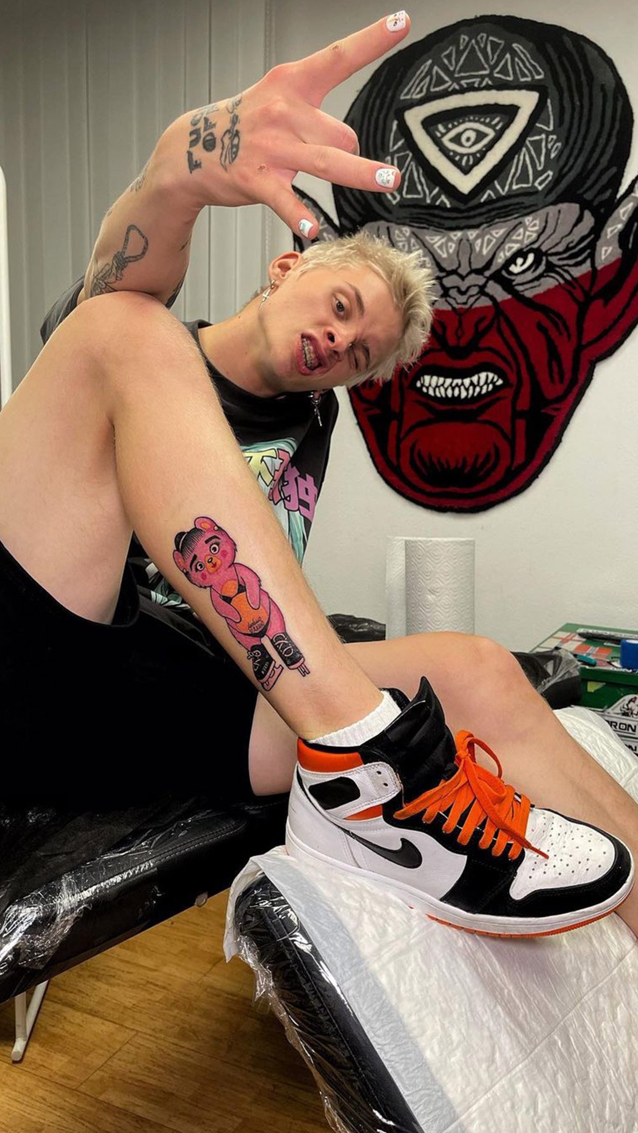 В память об участии в проекте Милохин даже набил себе татуировку. Теперь на его ноге красуется розовый медведь с надписью «Люблю Даню» на животе и «Жека» на одном из коньков.