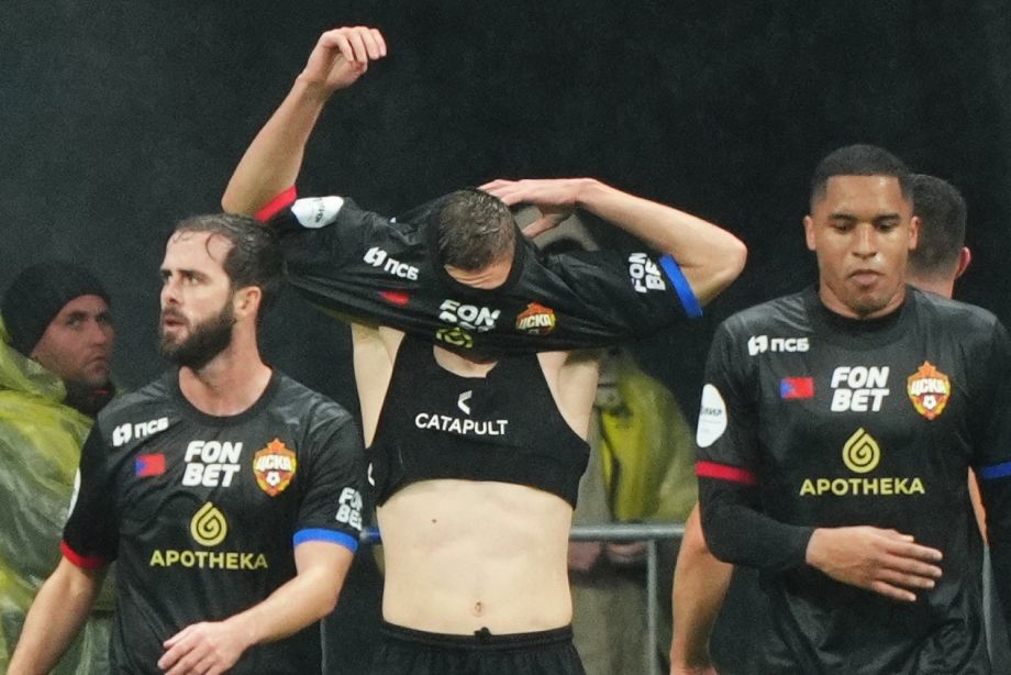 Тамерлан Мусаев (в центре) после забитого мяча