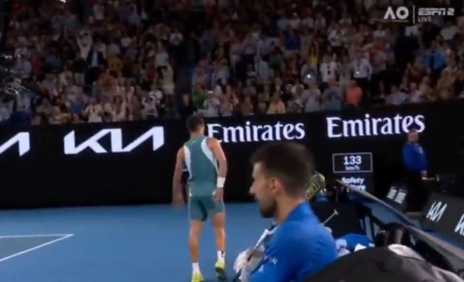 Карлос Алькарас пародировал хромоту Новака Джоковича во время матча Australian Open Карлос Алькарас пародировал хромоту Новака Джоковича во время матча Australian Open