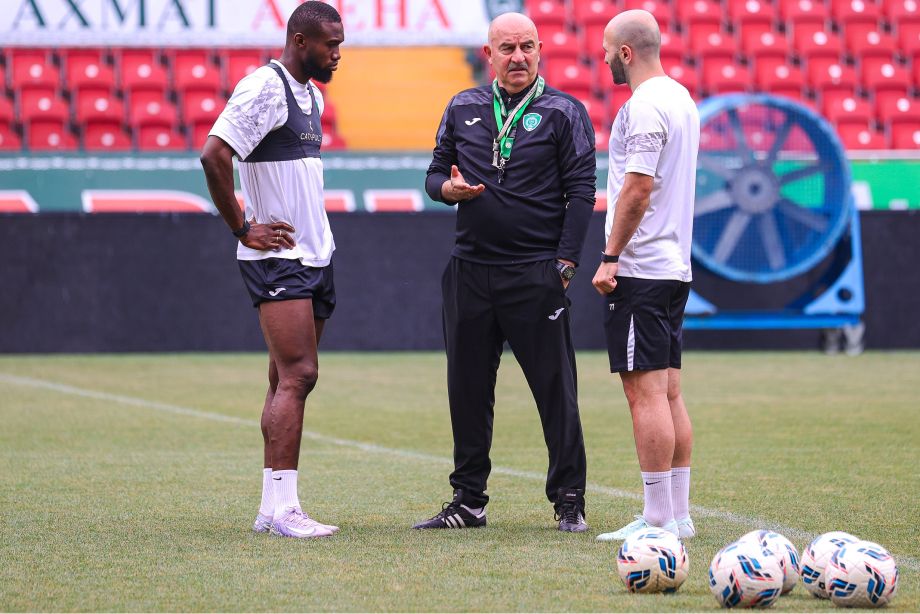 Станислав Черчесов с Мохамедом Конате и Георгием Мелкадзе