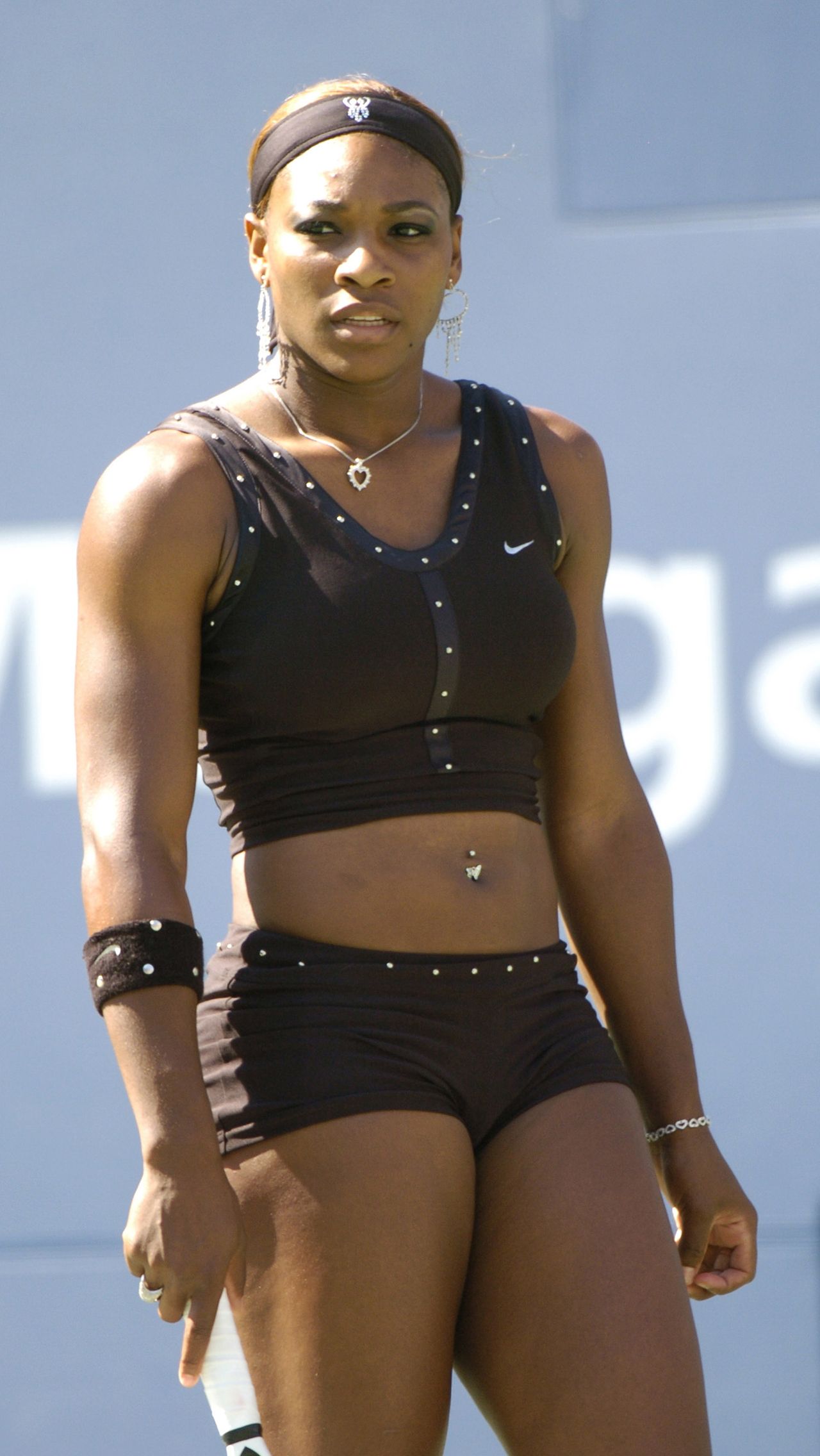 В нулевые Серена вообще не стеснялась ничего. На US Open — 2004 у неё было сразу несколько шокирующих нарядов.
