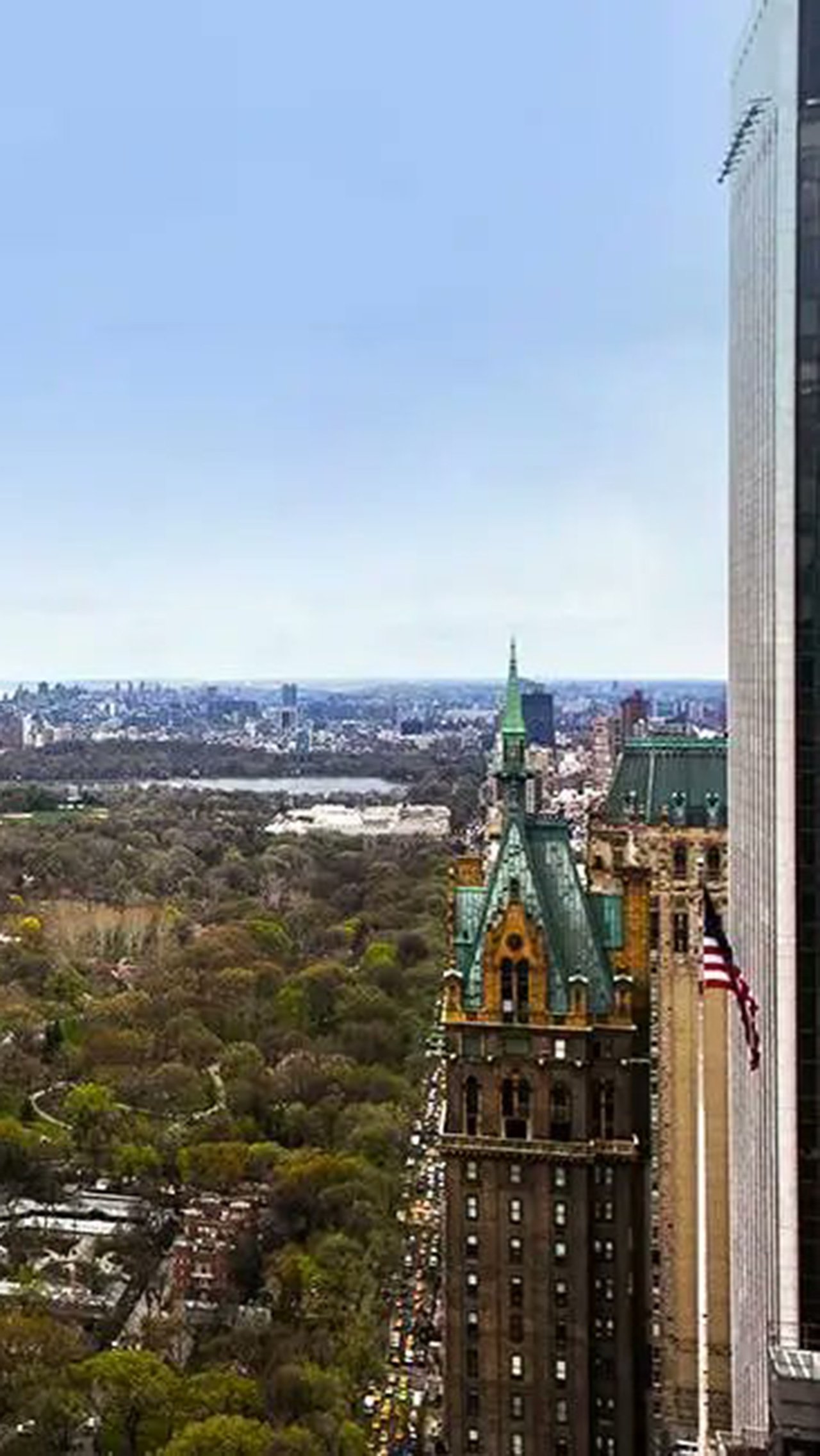 Ультрасовременный тренажёрный зал, библиотека со старинными книгами, шикарная панорама на Центральный парк Нью-Йорка и небоскрёбы Манхэттена.