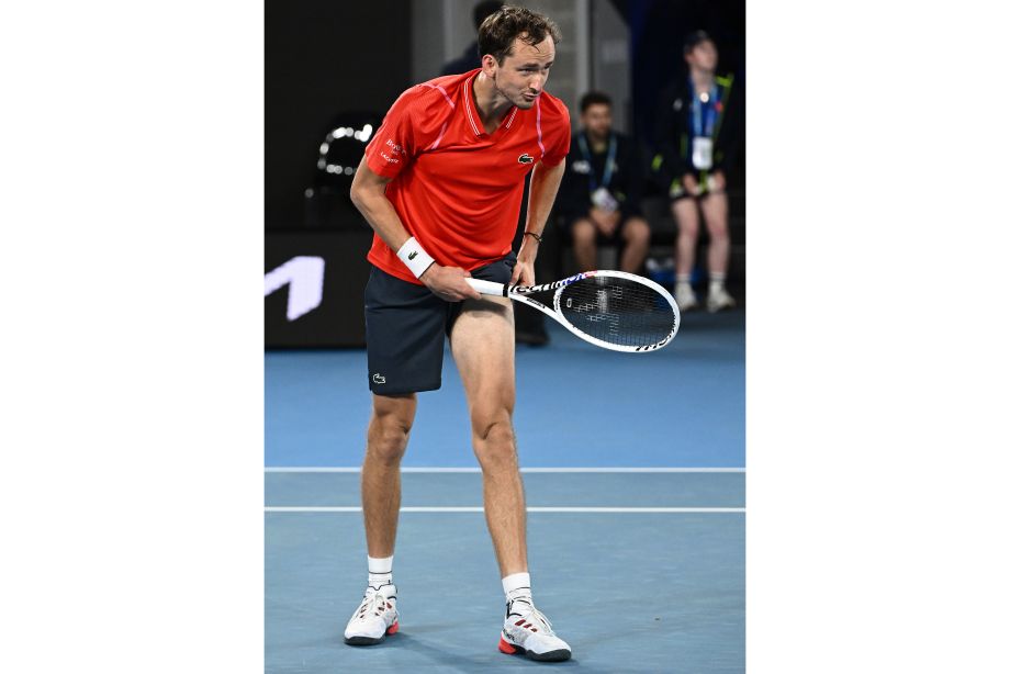 Даниил Медведев показывает оголённое бедро на Australian Open — 2023 Даниил Медведев показывает оголённое бедро на Australian Open — 2023