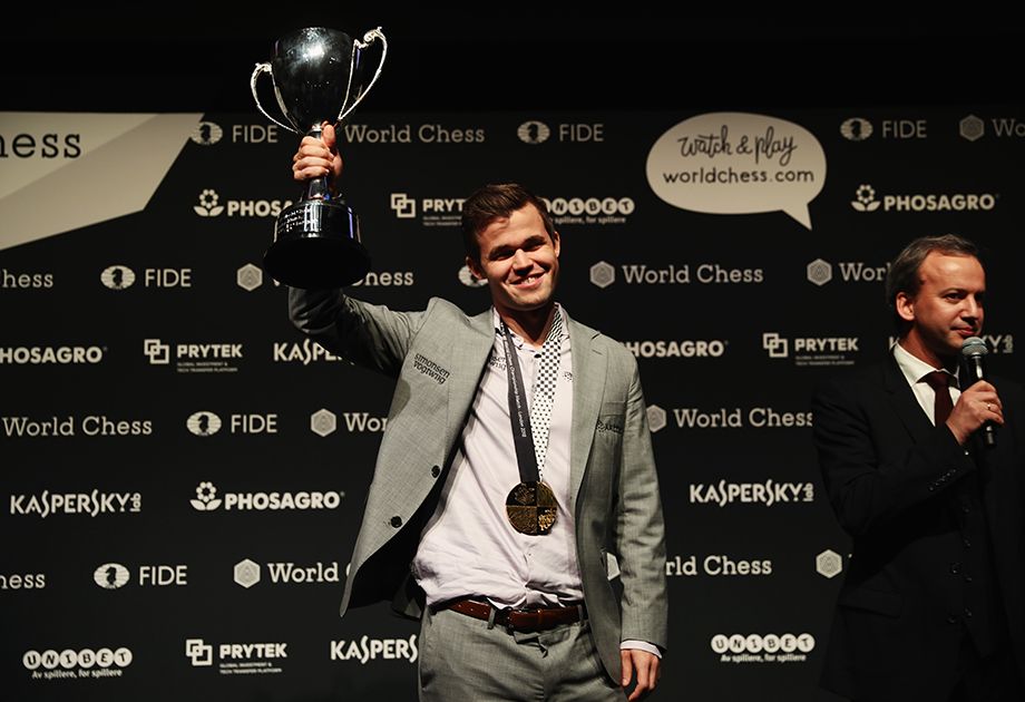 Magnus Carlsen con la Copa del Mundo 2016