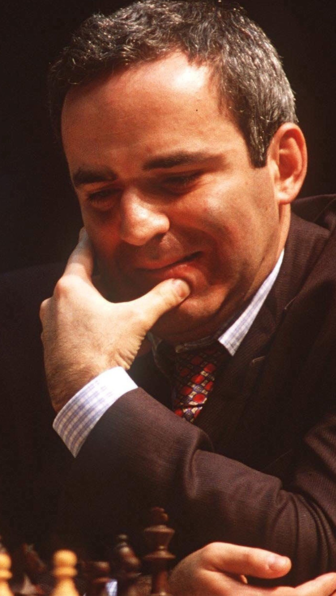 Политические заявления Каспаров делал, ещё будучи игроком. Например, перед скандальным матчем с Карповым в 1990-м он сказал, что СССР мёртв, и отказался играть под красным флагом.