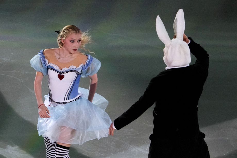 Шұлық киген əйелді трансвеститтер еліктеп жатыр