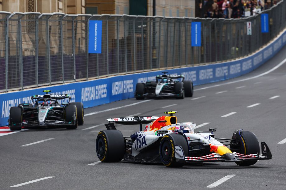 Лоусон сдерживает пилотов «Мерседеса»