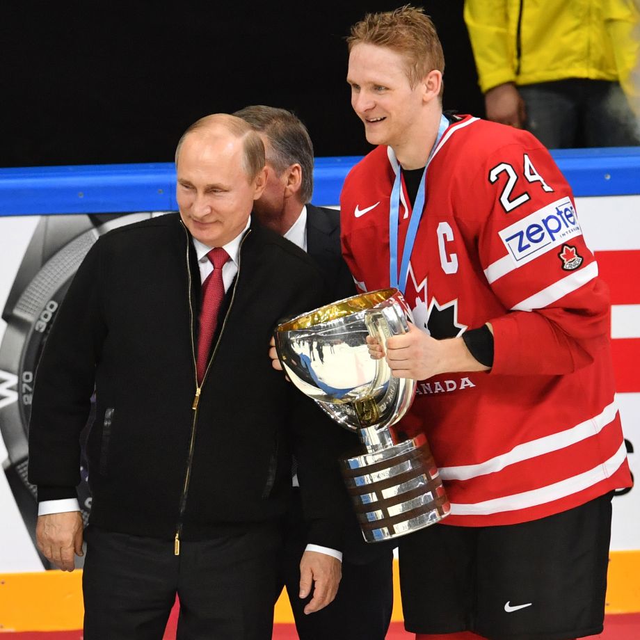 Владимир Путин вручает Кори Перри кубок чемпионов мира Владимир Путин вручает Кори Перри кубок чемпионов мира