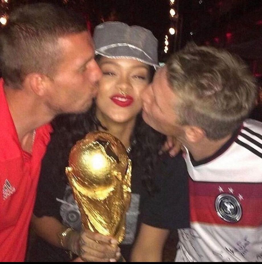 В 2014 году Лукас Подольски и Бастиан Швайнштайгер целуют Рианну, у которой в руках копия Кубка мира