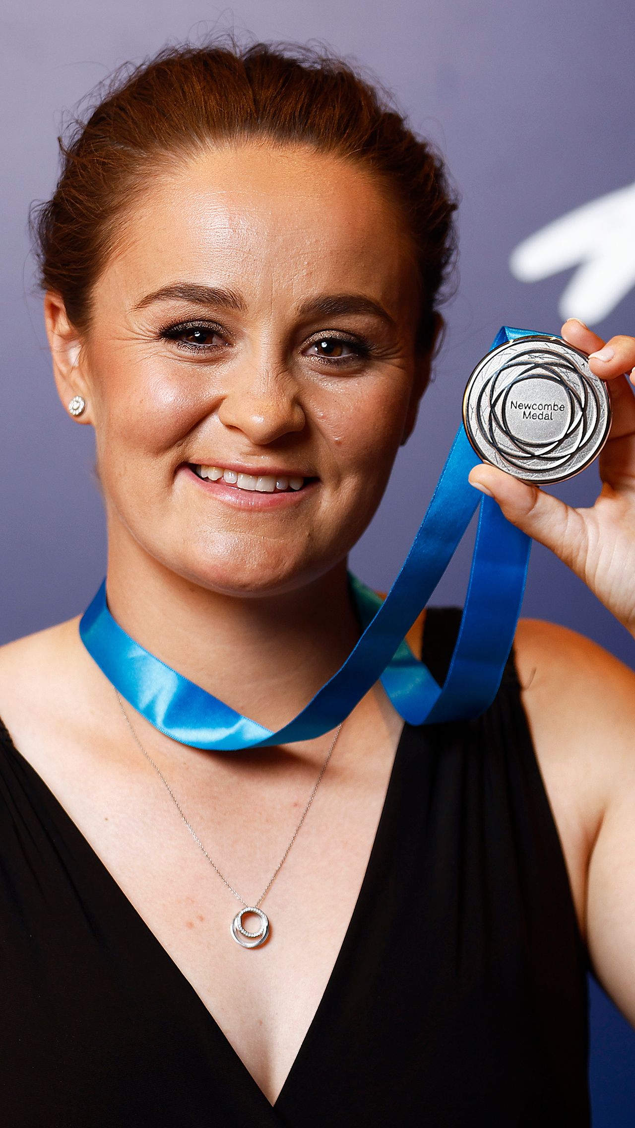 Заслуги Эшли были оценены по достоинству. Недавно она получила главную теннисную награду Австралии — медаль Ньюкомба — как лучшая спортсменка сезона.