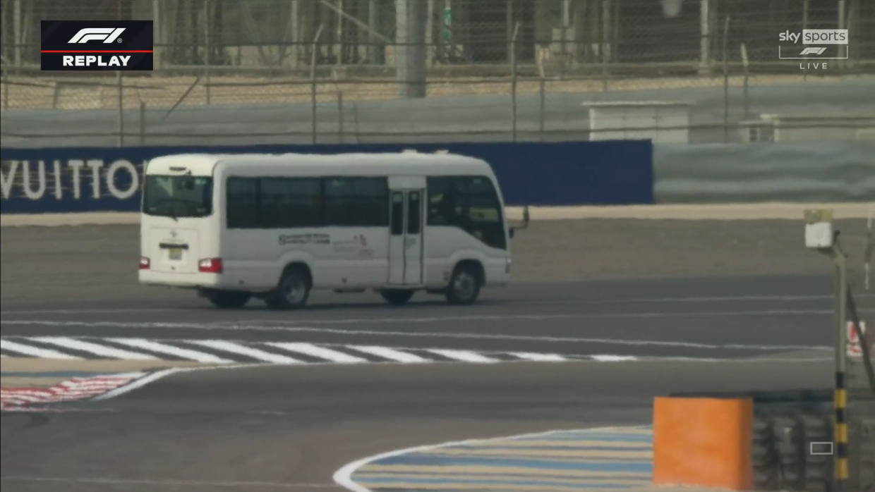 Formula 1 sınaqlarında qəribə hadisə: Avtobusun trekdə nə işi var?