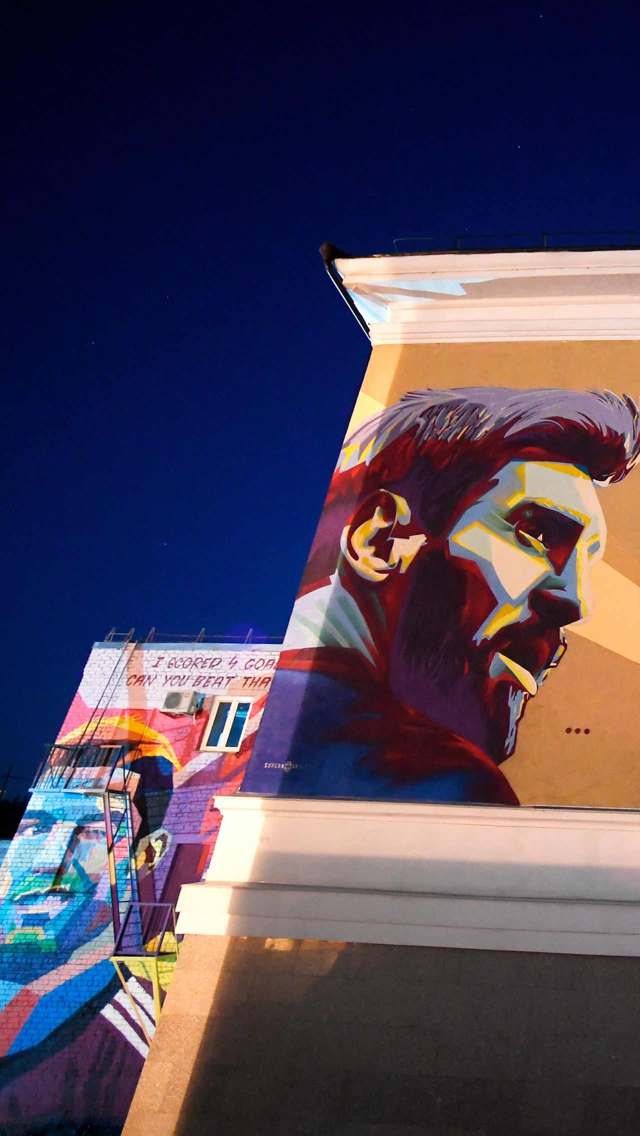 Позднее на соседнем здании появился и шестиметровый портрет Лео Месси. Успели как раз к приезду аргентинца в Казань.