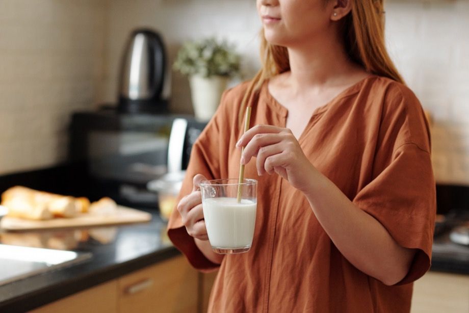 Кому нельзя пить молоко? Нутрициолог назвала три случая, когда от молочки лучше отказаться