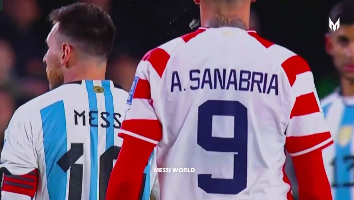 Sanabria spuugt naar Messi