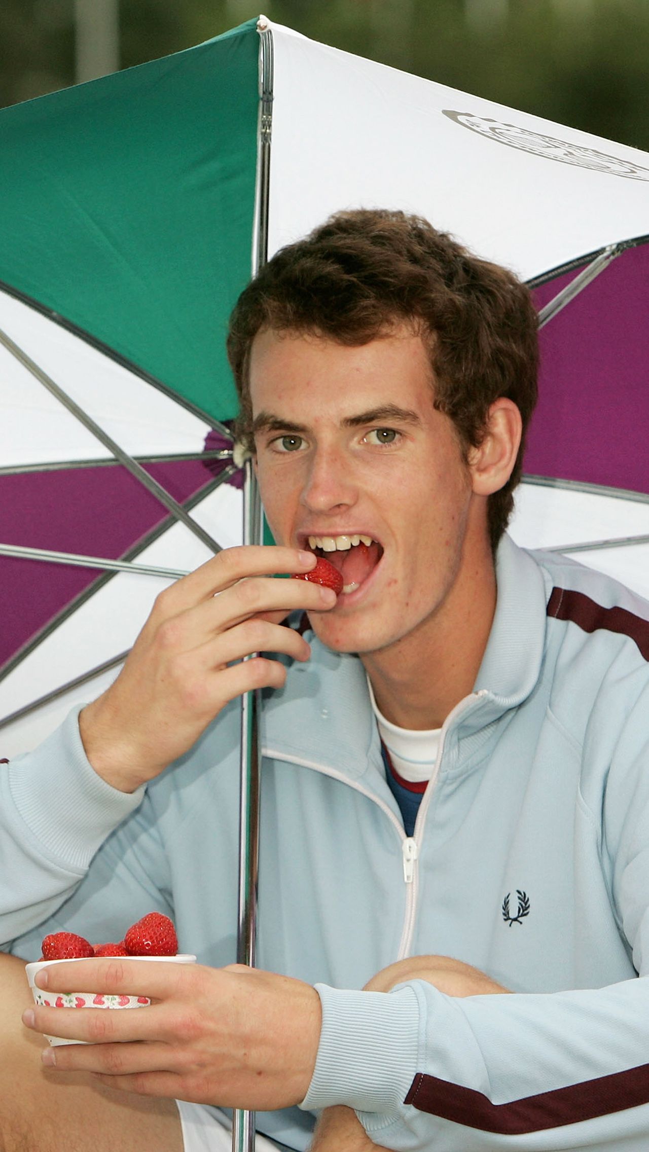 Как теннисисты едят клубнику?