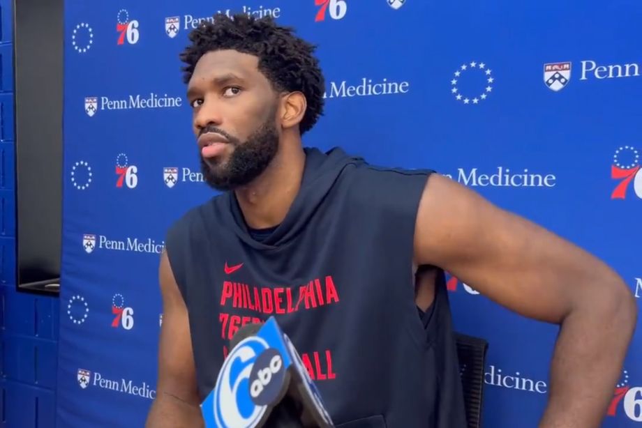 Joel Embiid durante una entrevista