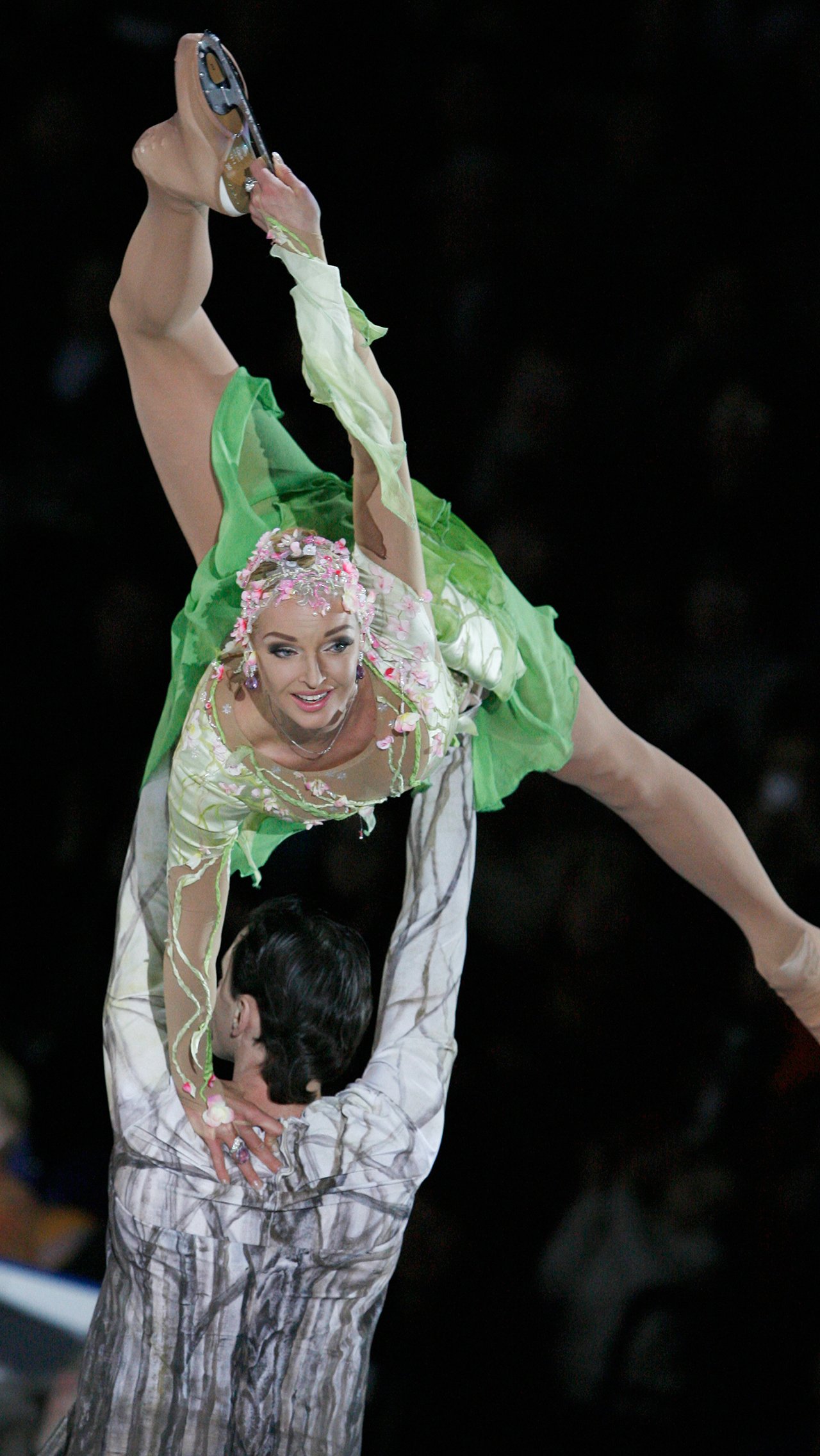 В своё время много шума наделало участие в проекте балерины Анастасии Волочковой. У зрителей и жюри были разные мнения о её ледовых выступлениях.