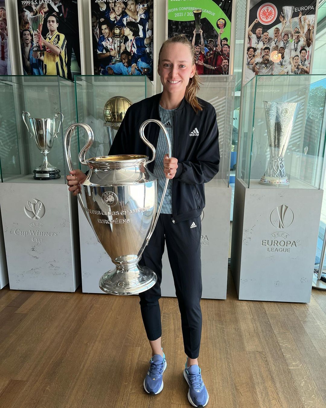 Чемпионка Уимблдона Елена Рыбакина выложила фото с Кубком чемпионов и  обратилась к УЕФА - Чемпионат