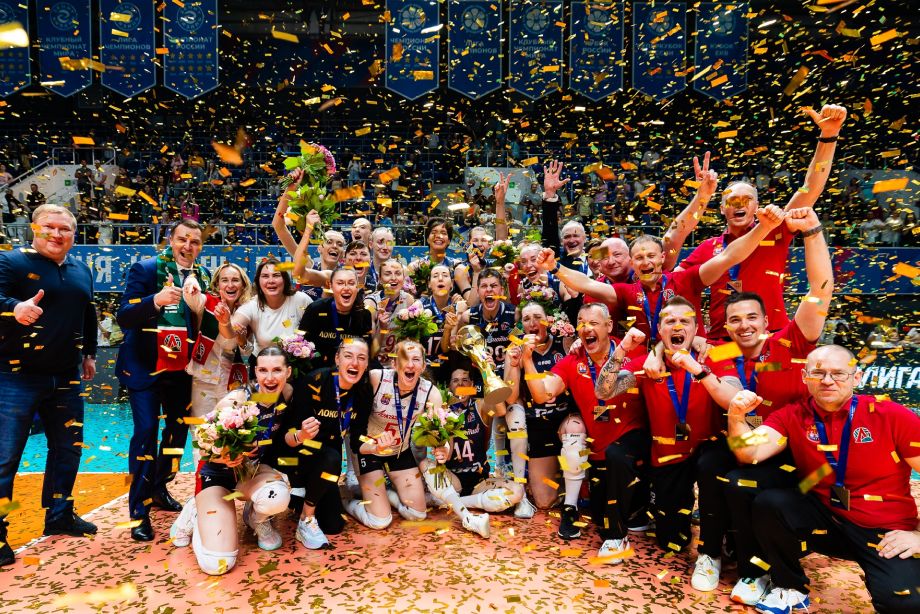 Волейболистки «Локомотива» с трофеем