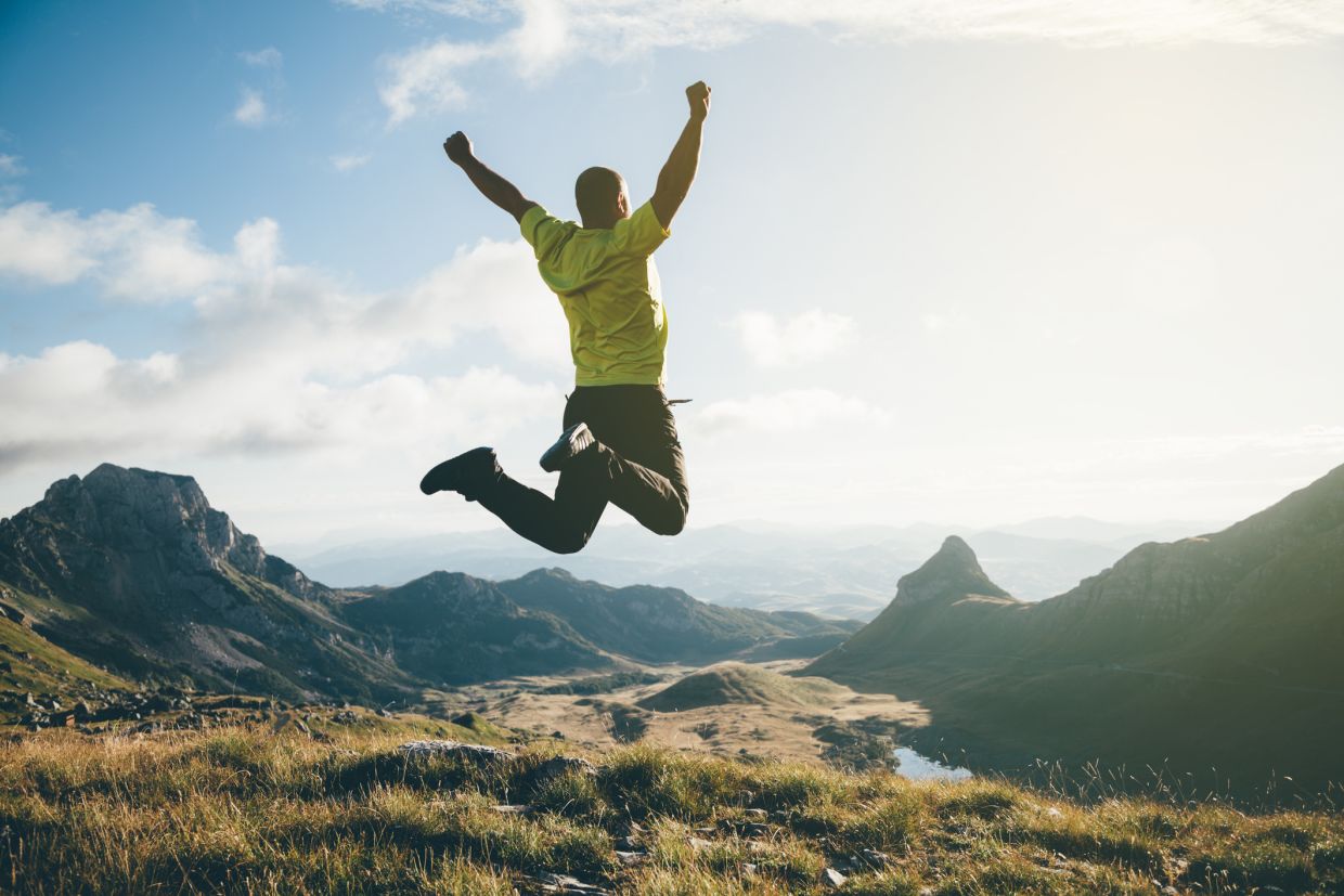 И как от них. Парень на горах спорт арт. Джампинг мен. Happy man jumping. Сверхмотивация.