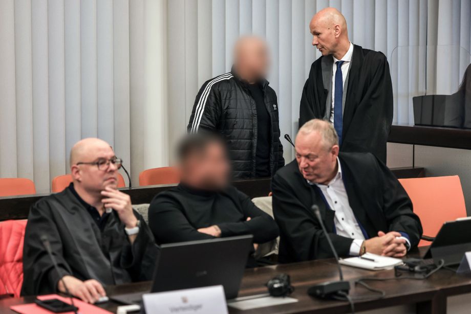 Подозреваемые со своими адвокатами в суде Подозреваемые со своими адвокатами в суде