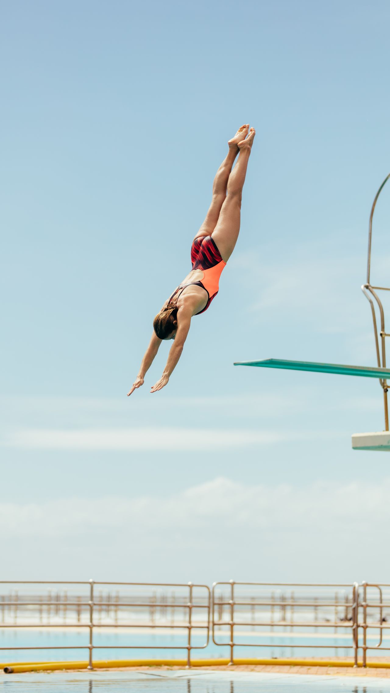 Девушка прыгнула с 17-метровой высоты в бассейн круизного лайнера