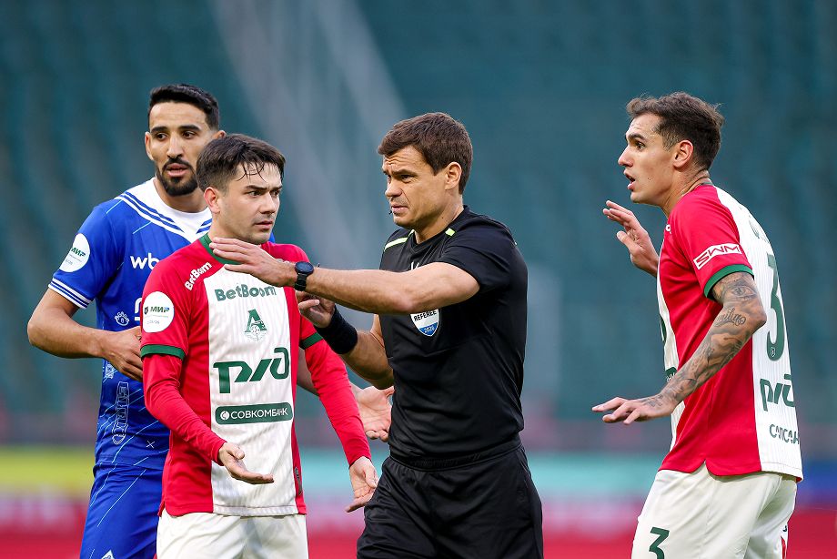 Кирилл Левников (в центре)