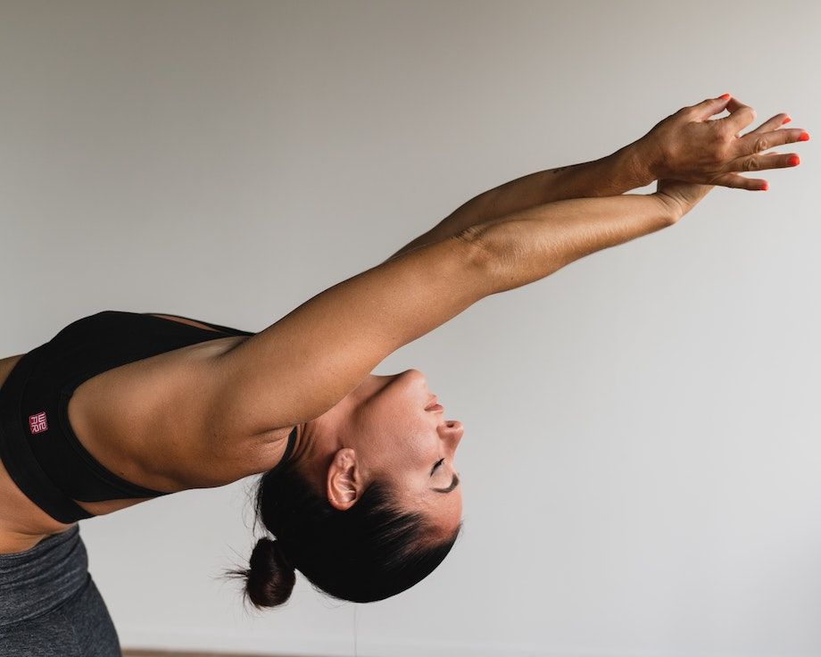 Упражнения для коррекции осанки у взрослых: 6 простых упражнений для ровной спины