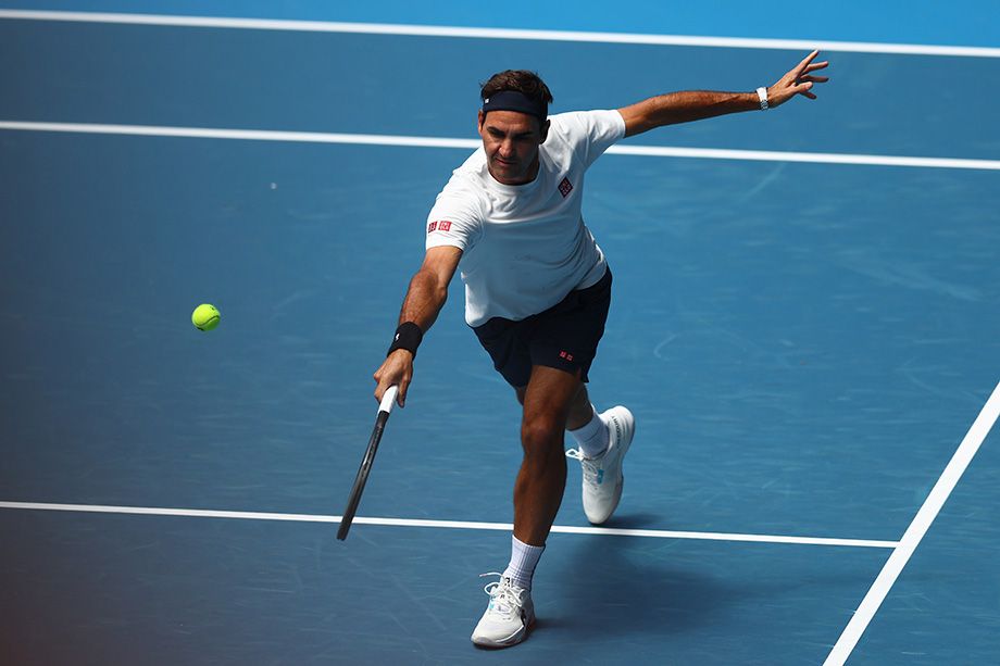 Роджер Федерер на корте в матче с Каспером Руудом