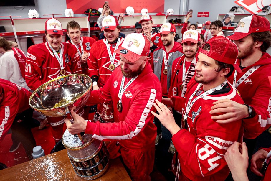 МХК «Спартак» с чемпионским кубком МХК «Спартак» с чемпионским кубком