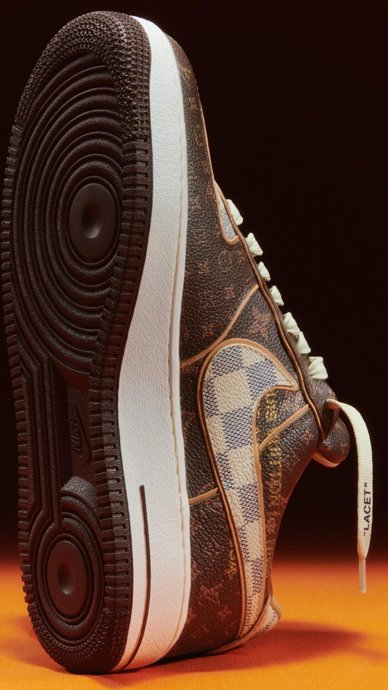 В дизайне модели использована кожа со знаковой монограммой LV. Надпись «AIR» на подошве и подписанные шнурки отсылают к эстетике Off-White.