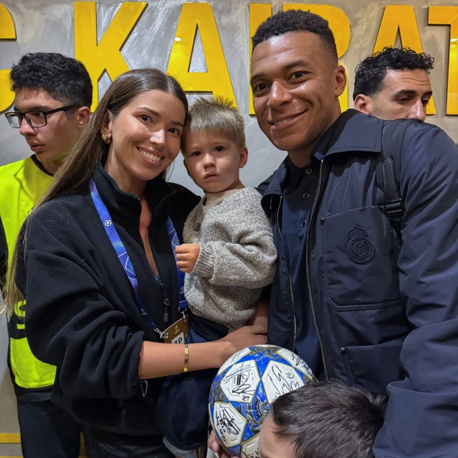 Жена и сын Александра Мартыновича с Килианом Мбаппе