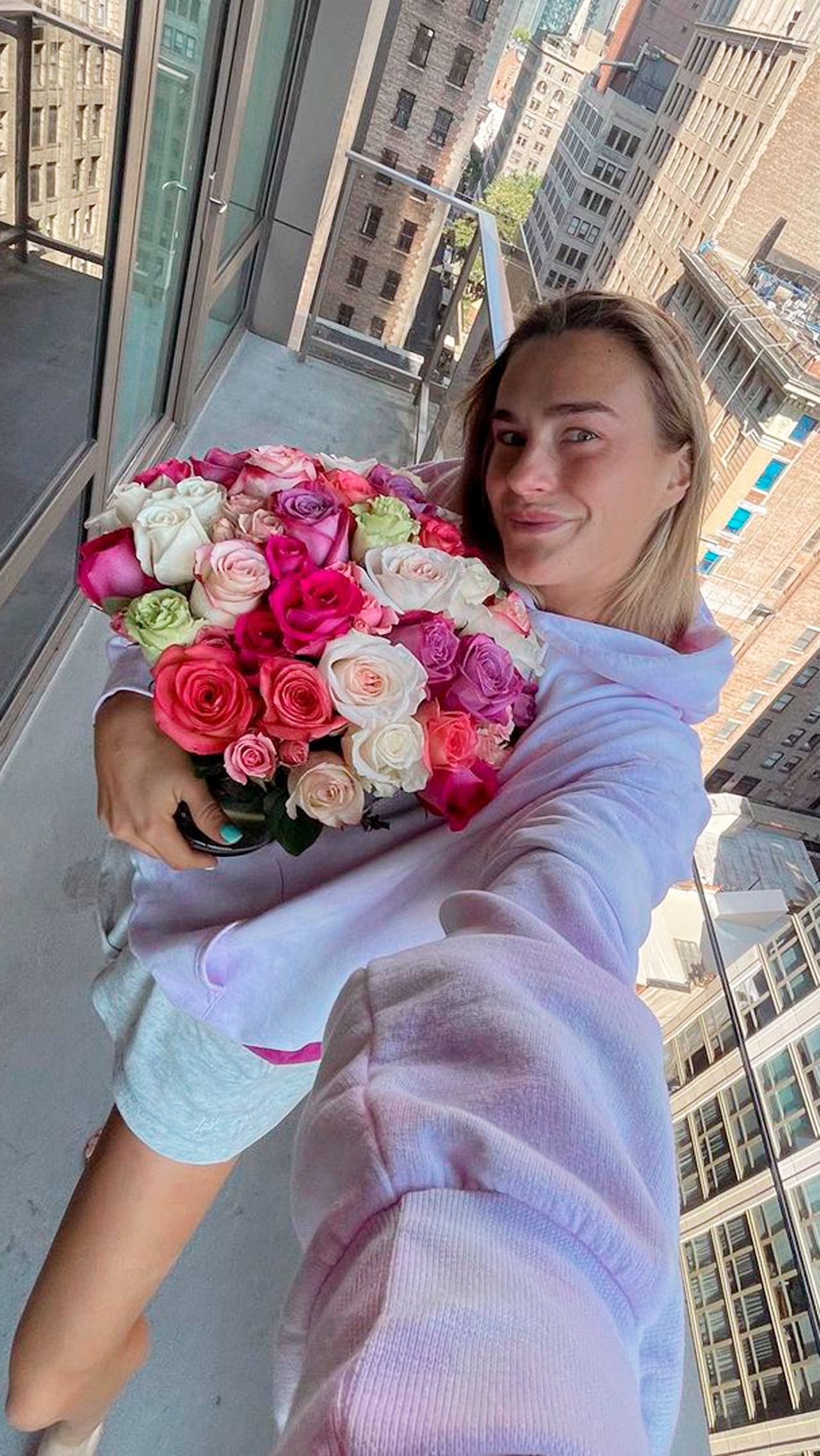 Так, 14 февраля Арина выложила в социальных сетях снимок с возлюбленным, а также прокомментировала фото, где она позирует с огромным букетом: «Счастливого Дня святого Валентина. Люблю тебя».